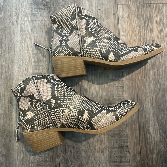 Dolce Vita Shoes - Dolcetta Snake Skin Boots Size 8